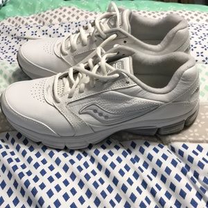 Women’s size 9 Saucony Echelon LE tennis shoes